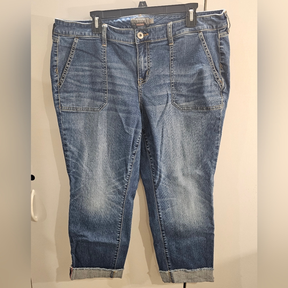 Torrid Womans Size 18 Crop Boyfriend Jeans
